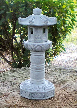 Adornos de farolillos de piedra japoneses para decorar jardines o patios.