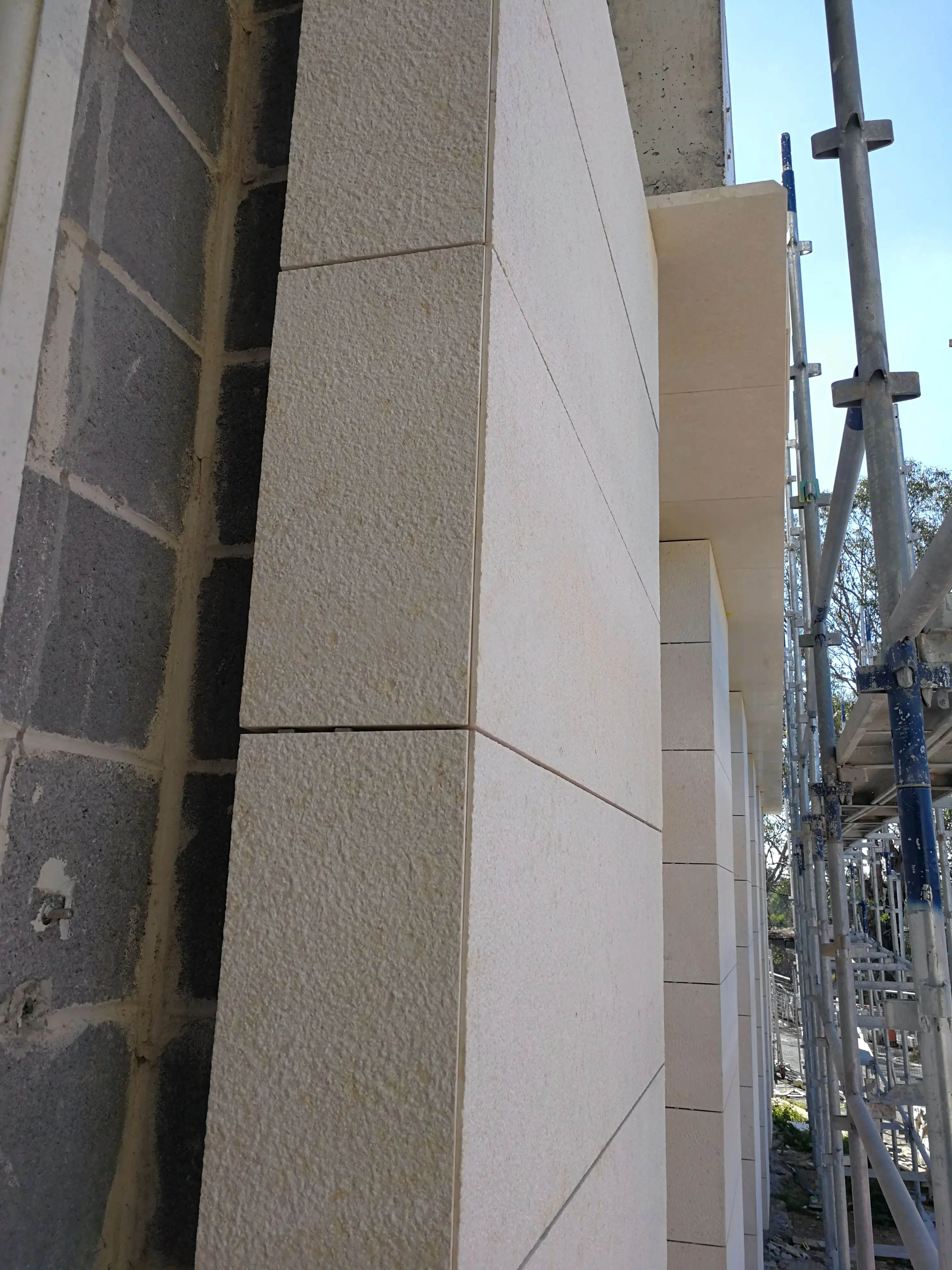 Beautiful Natural Ice Crearm Limestone Wall Tiles Cladding for the House Exterior Wall Panels