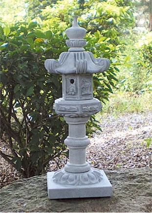 Adornos de farolillos de piedra japoneses para decorar jardines o patios.