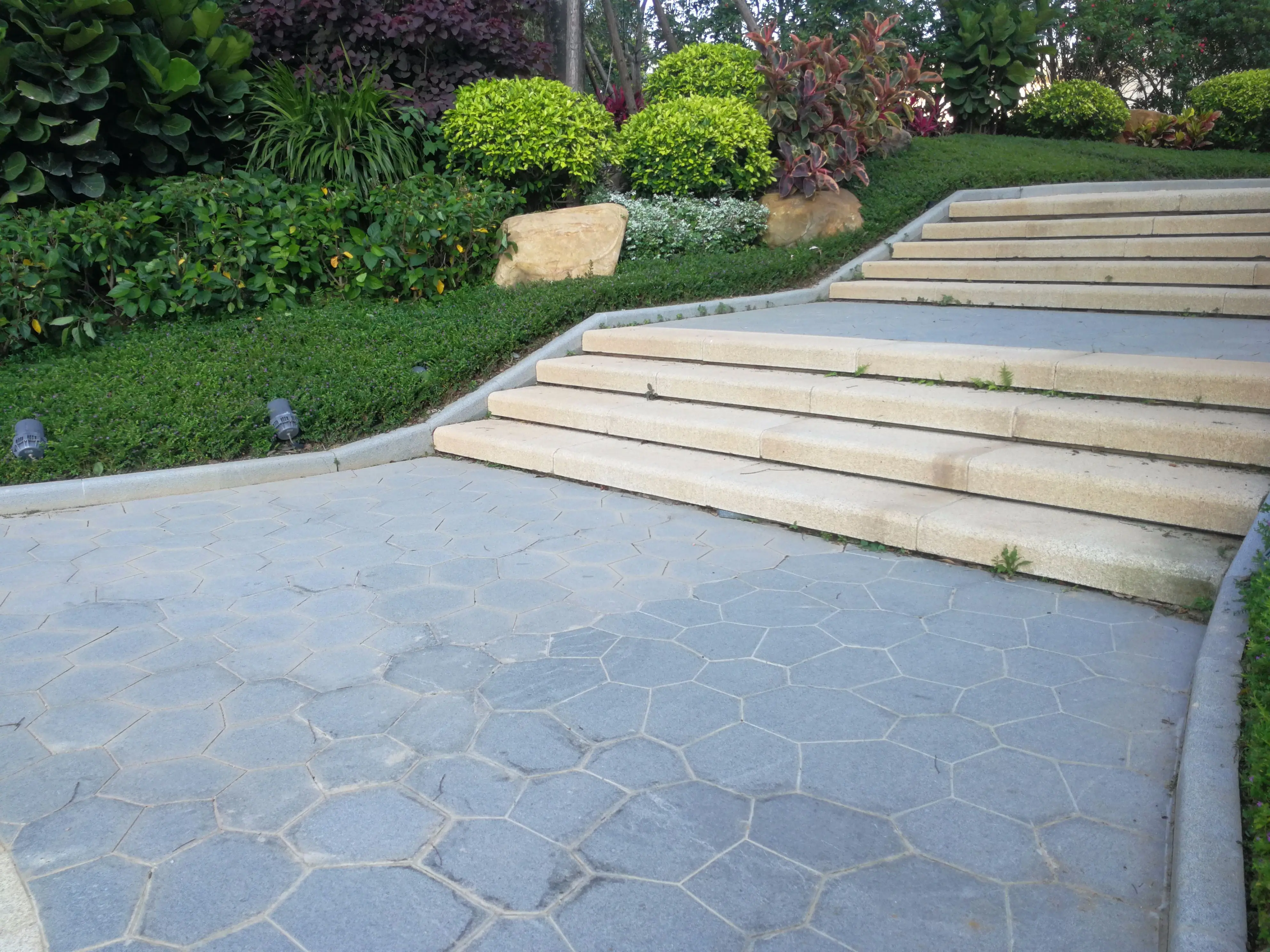 Padang Dark G654 Granite Garden Crazy Random Paving Stone Moulds Tiles