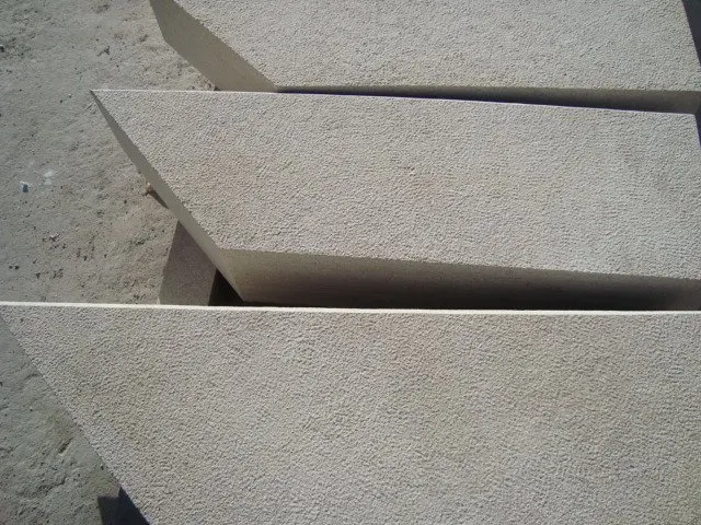 Bordure de jardin en marbre crème, pierre de bordure, banc long