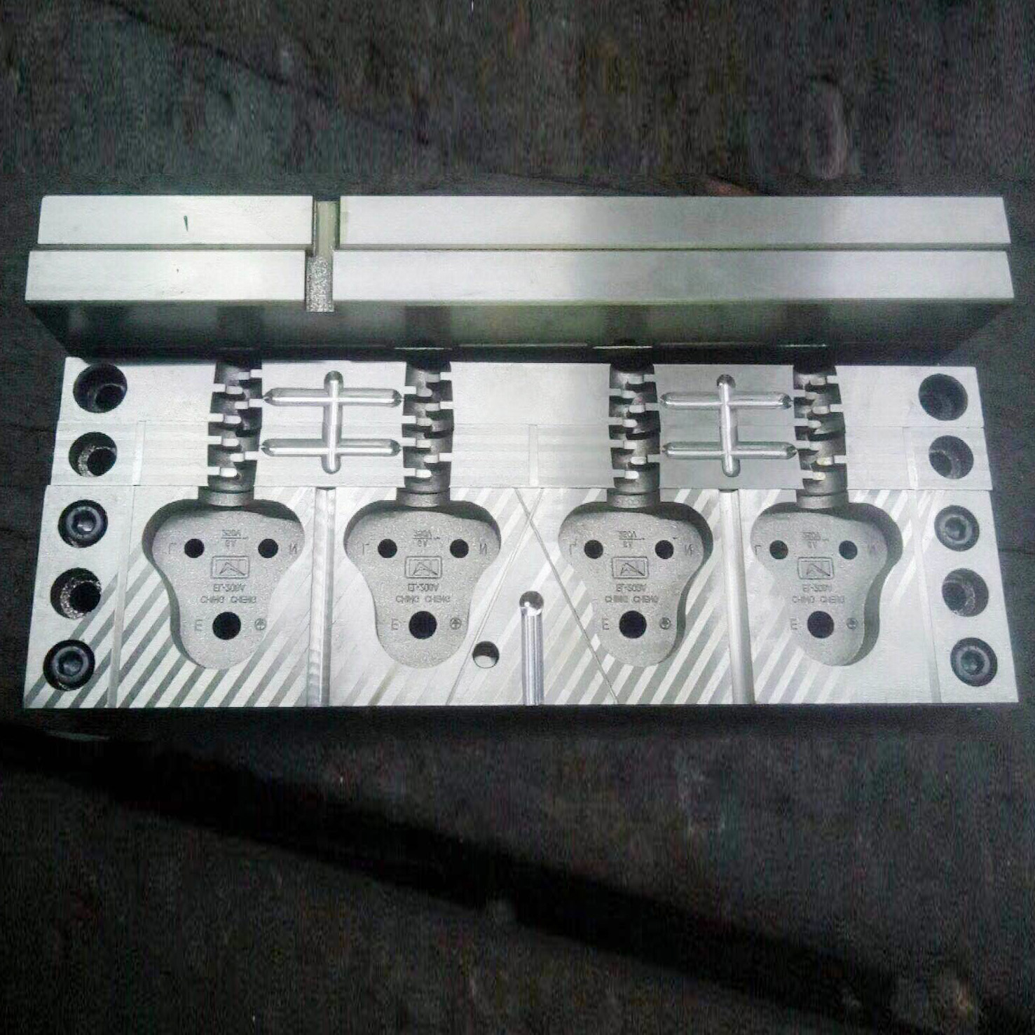 4 Cavities 3 Pins Desktop Power Cord Injection Molding Machine Cable Mold, Power Plug Form