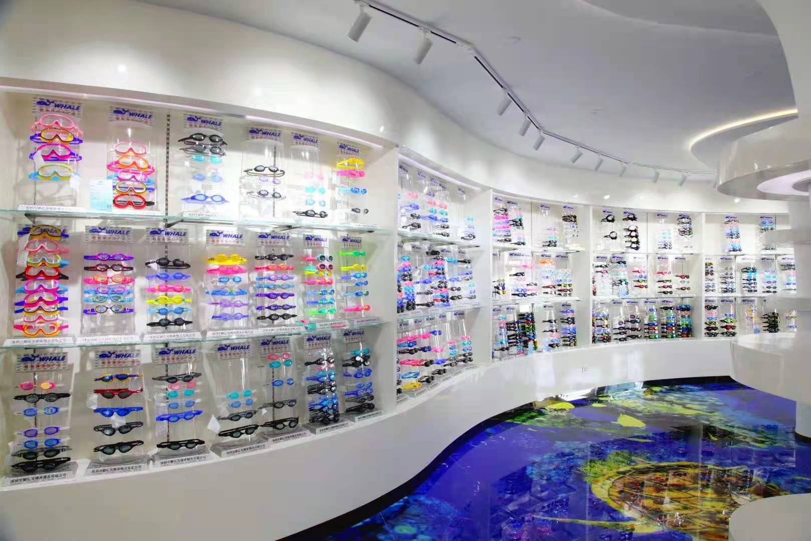 Adjustable swim goggles