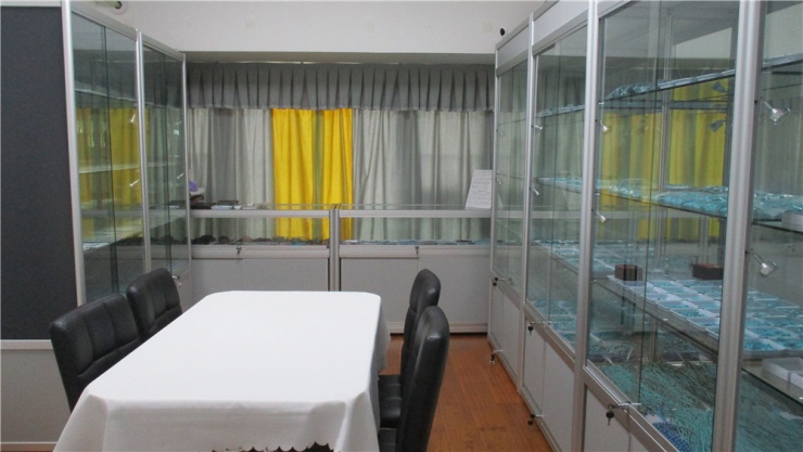 Inlaid Lapis Gemstone လက်ဝတ်ရတနာနှင့်အတူသဘာဝ clovonne ငွေ fittings 24