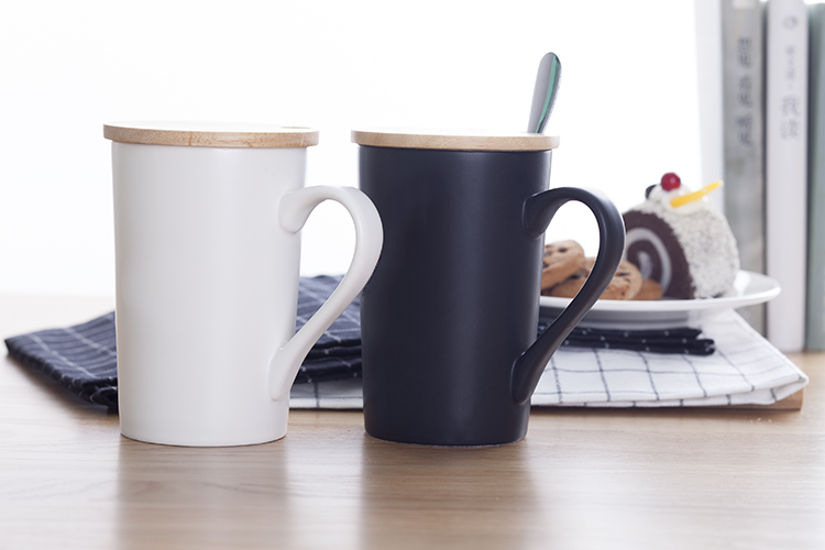 Bulk Porcelain Novelty couple Mr Mrs cup set Horoscopen Custom Shape Ceramic Coffee Cup Tea With Wooden Lid and Spoon
