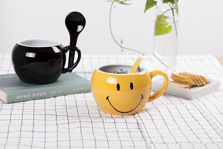 High quality eco friendly custom reusable printed smile face porcelain cup ceramic coffee mug with spoon in handle