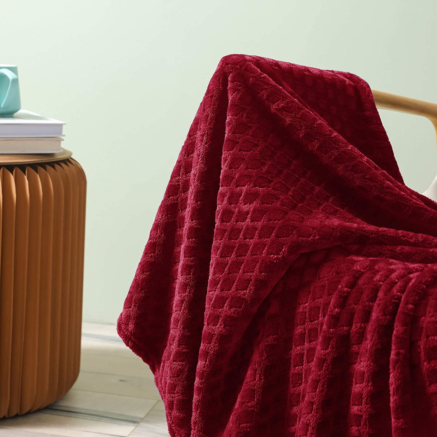 high quality polyester and comfortable bed frazadas brushed coral wholesale double sided winter warm fluffy fuzzy fleece throw