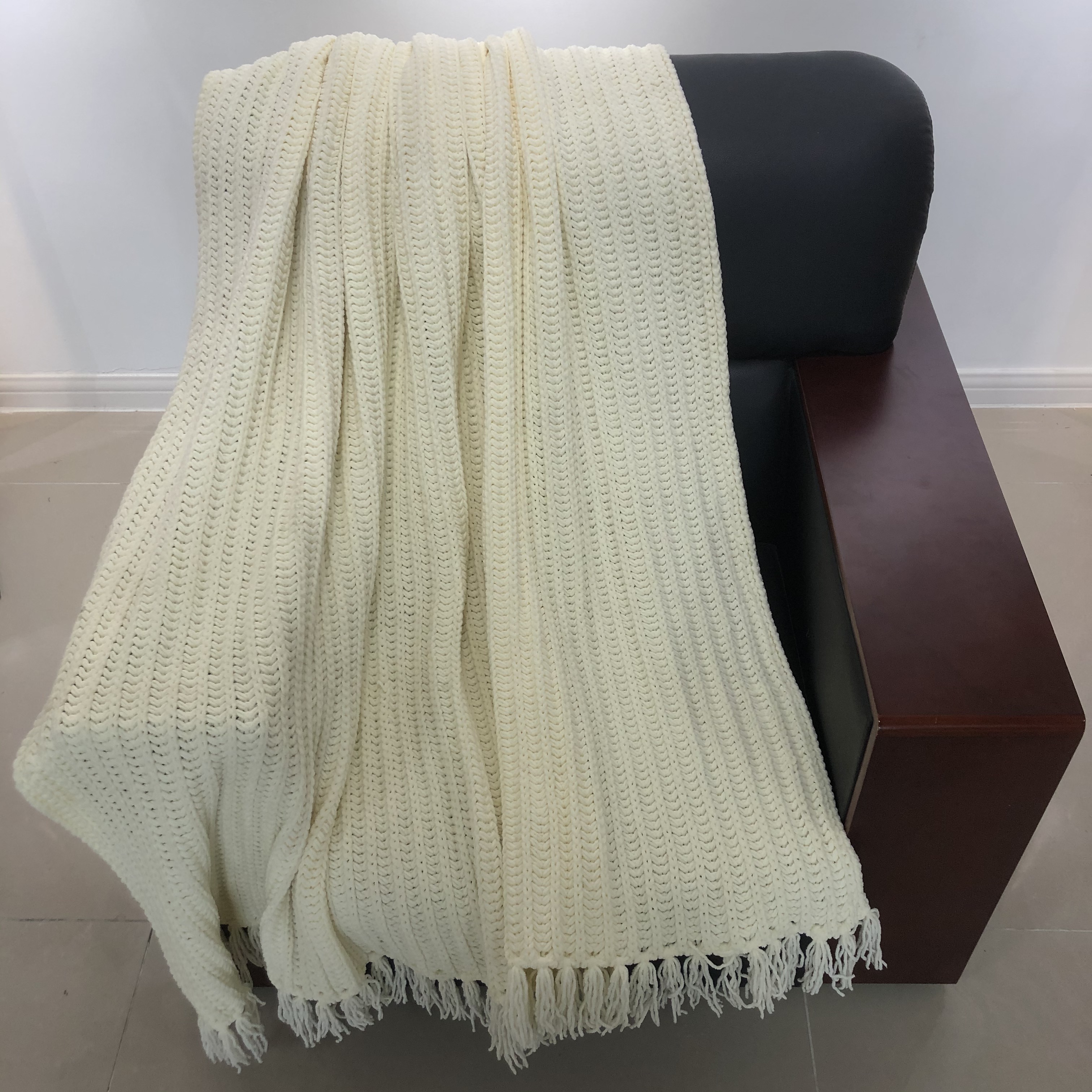 Solid color portable plain knit crochet decorative blanket with tassel for personalized