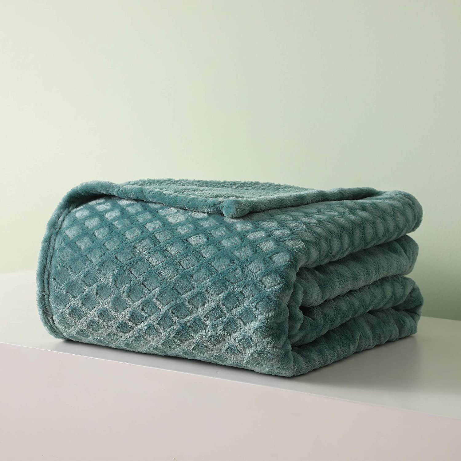 high quality polyester and comfortable bed frazadas brushed coral wholesale double sided winter warm fluffy fuzzy fleece throw