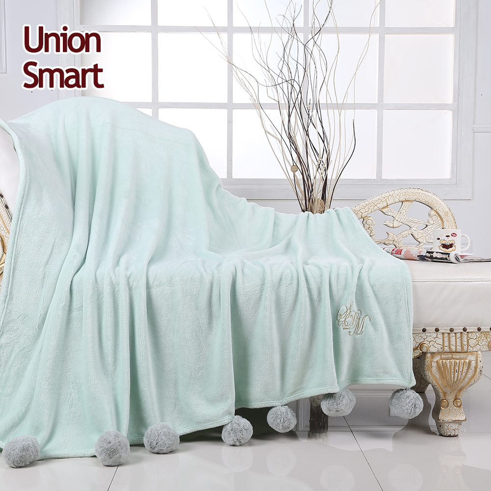 Quality assurance sofa flannel polyester blanket with pompoms decorative coral fleece blanket mantas