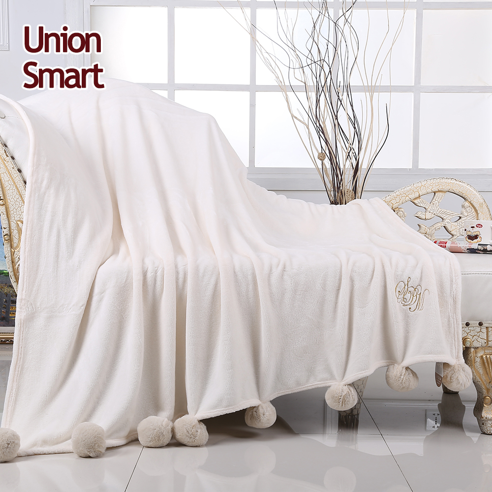 Quality assurance sofa flannel polyester blanket with pompoms decorative coral fleece blanket mantas