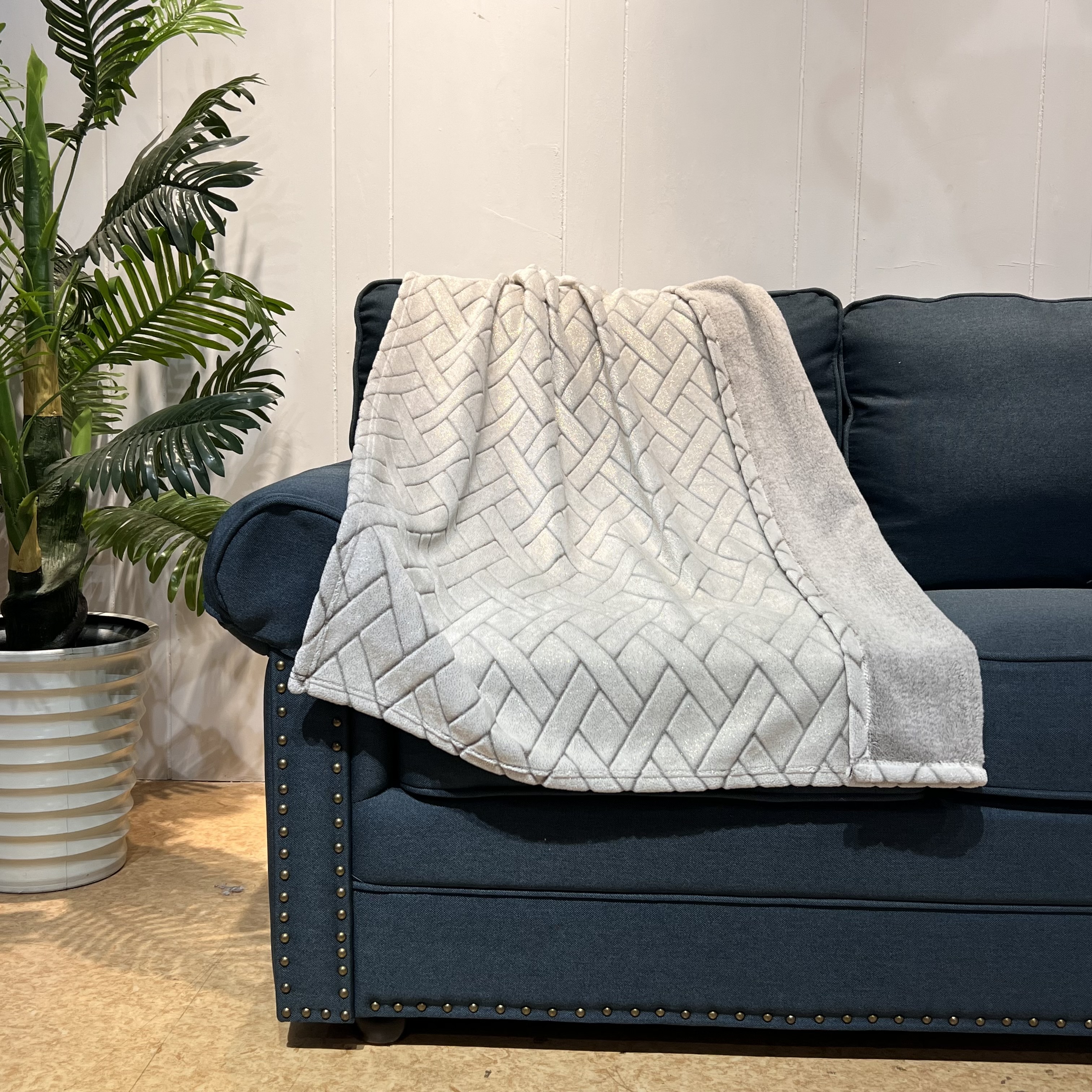 Velvet plush throw blanket 100% polyester bottom printed cut flannel fleece blanket with foil print