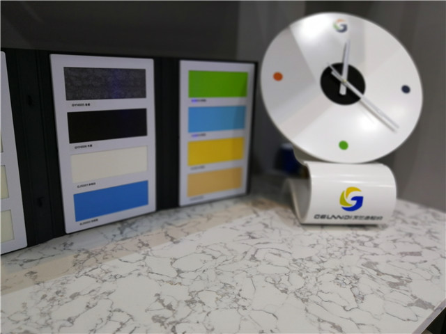 Jam yang ringkas dan bergaya dibuat oleh permukaan pepejal