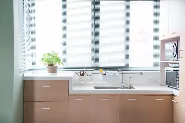 Questo design della cucina rende gli anziani più comodi e a loro agio quando cucinano