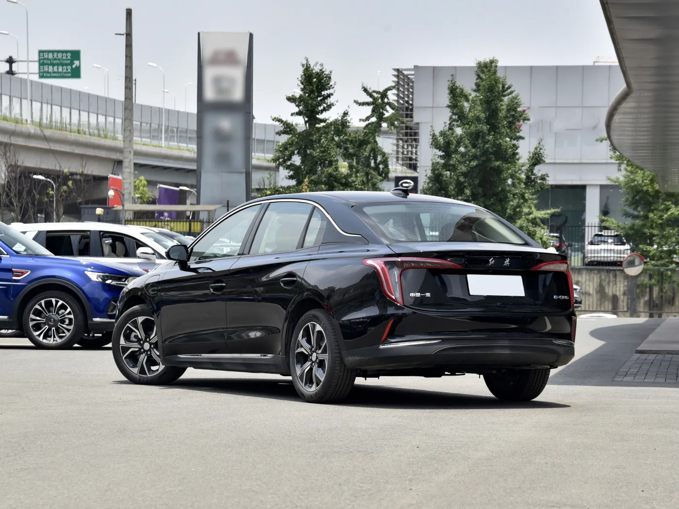 EBU - Чистый электрический электромобиль Hongqi E-QM5 на новой энергии,  произведенный в Китае, имеет запас хода 410 км. Высокоскоростной  электромобиль