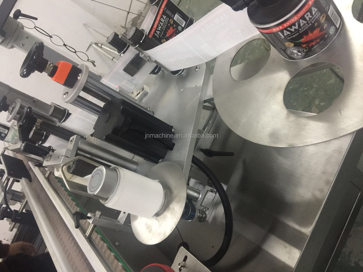 Close-up of the labeling application mechanism