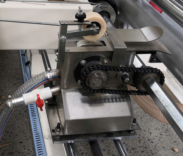 Automatic folder gluing and stitching in one machine