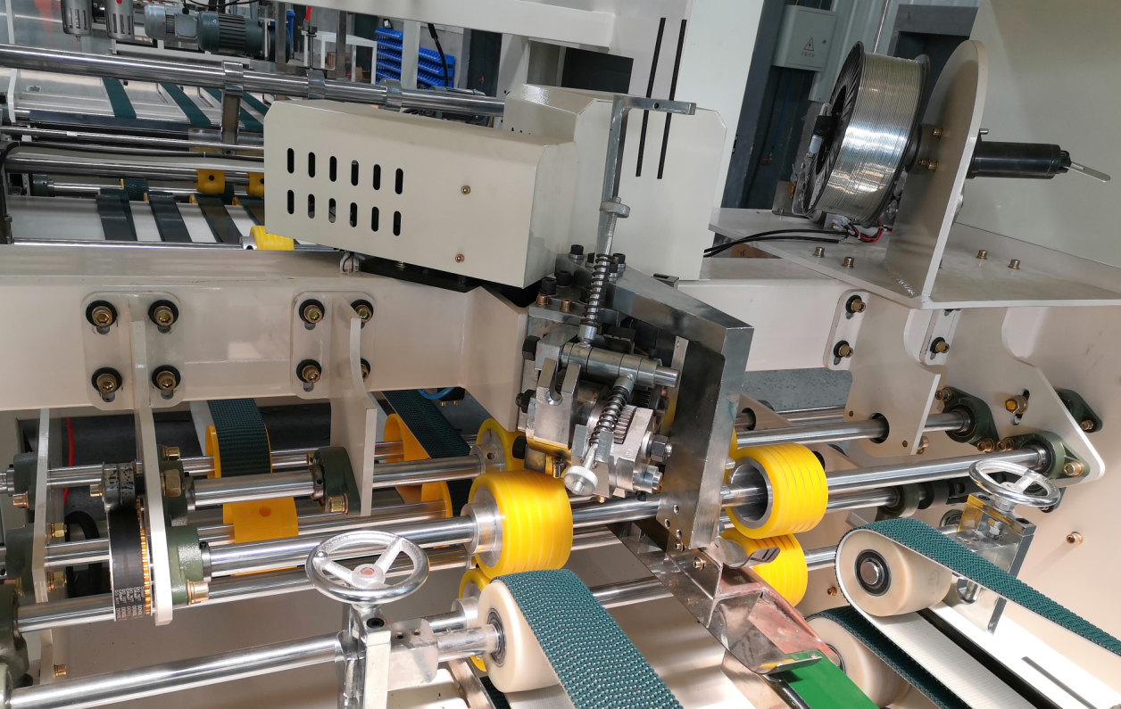Automatic folder gluing and stitching in one machine