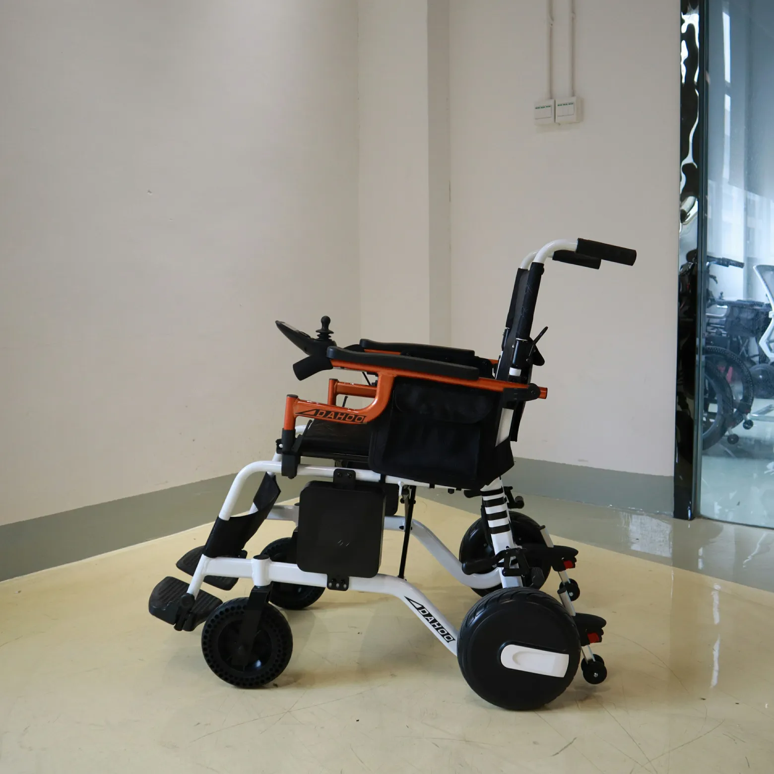Foldable power wheelchair