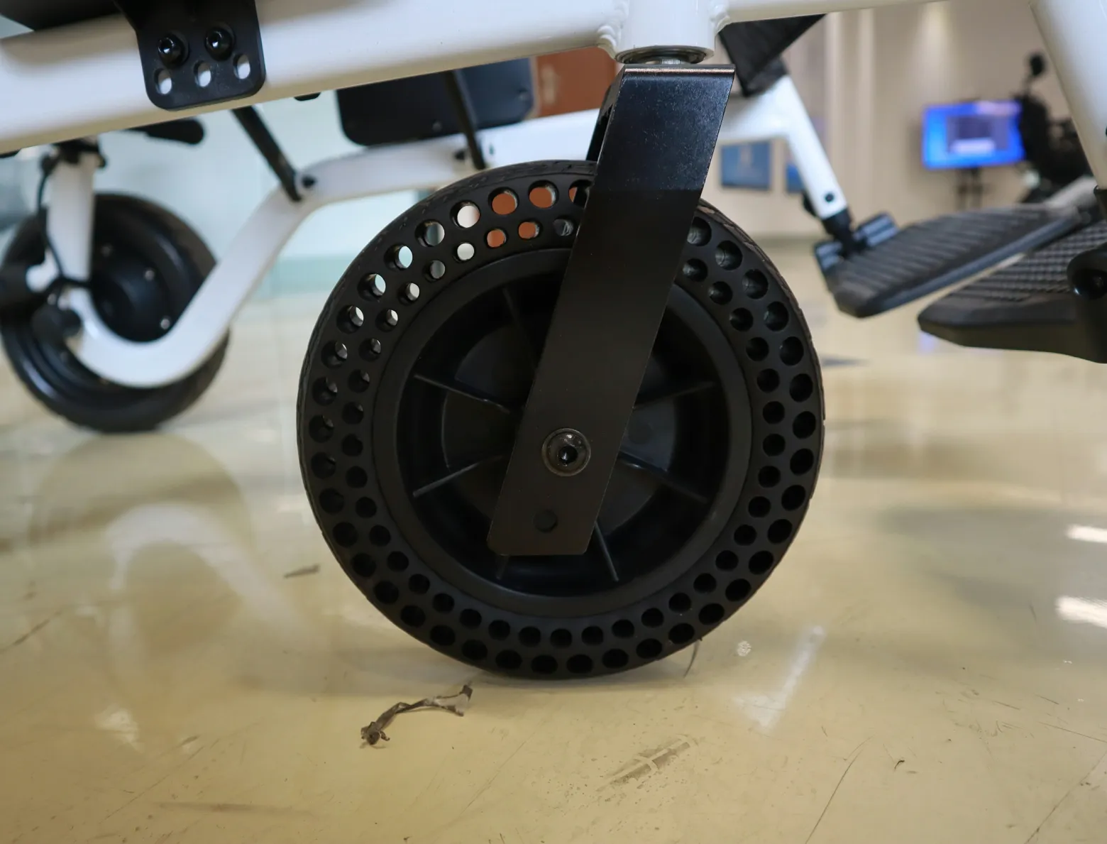 Foldable power wheelchair