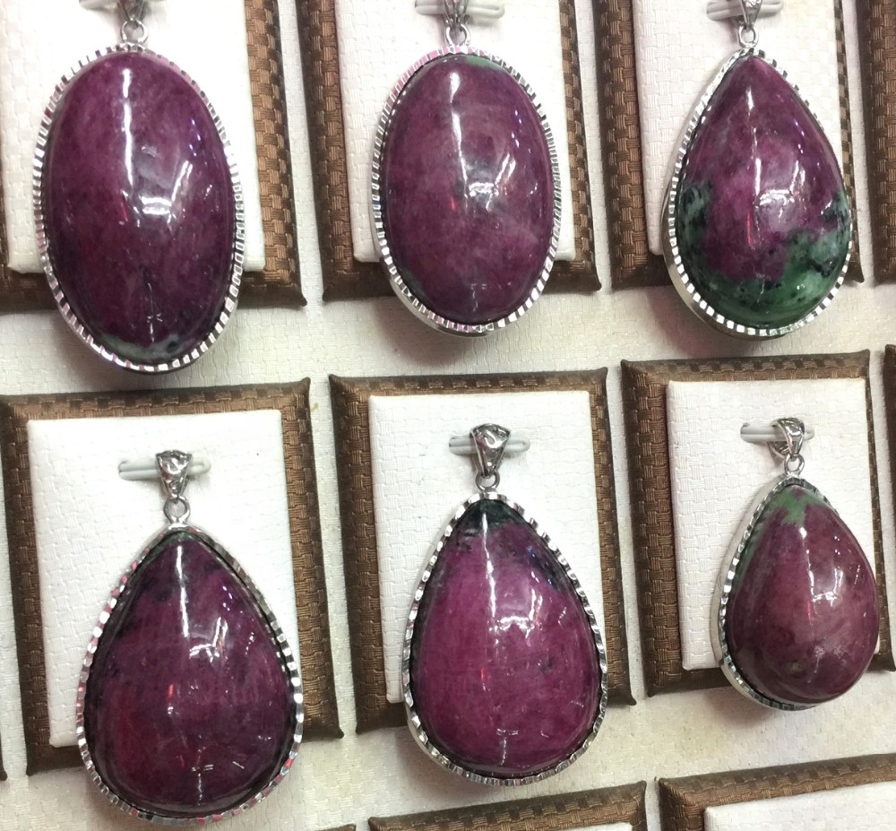 Batu Batu Epidote Asli yang Indah Mata Red Ruby Loket Dalam Hijau Untuk Dijual 17