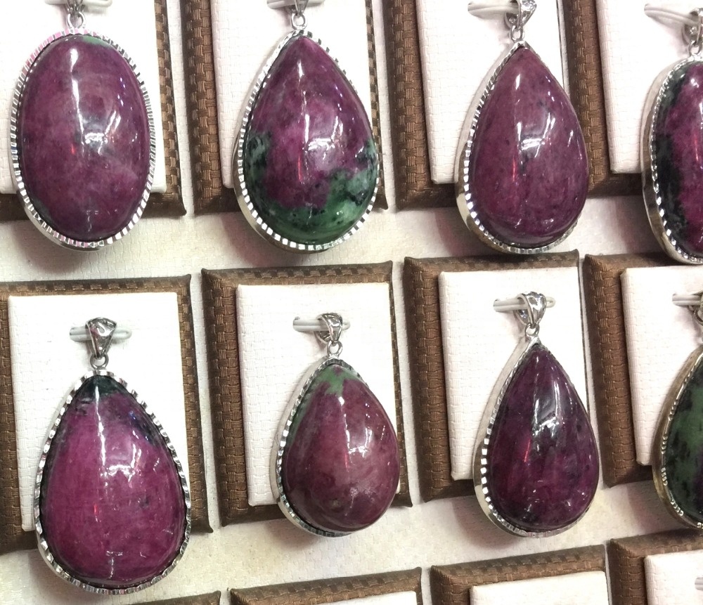 Epidote ธรรมชาติที่สวยงามหินไม้กายสิทธิ์จุดจี้ทับทิมสีแดงในสีเขียวเพื่อขาย 28