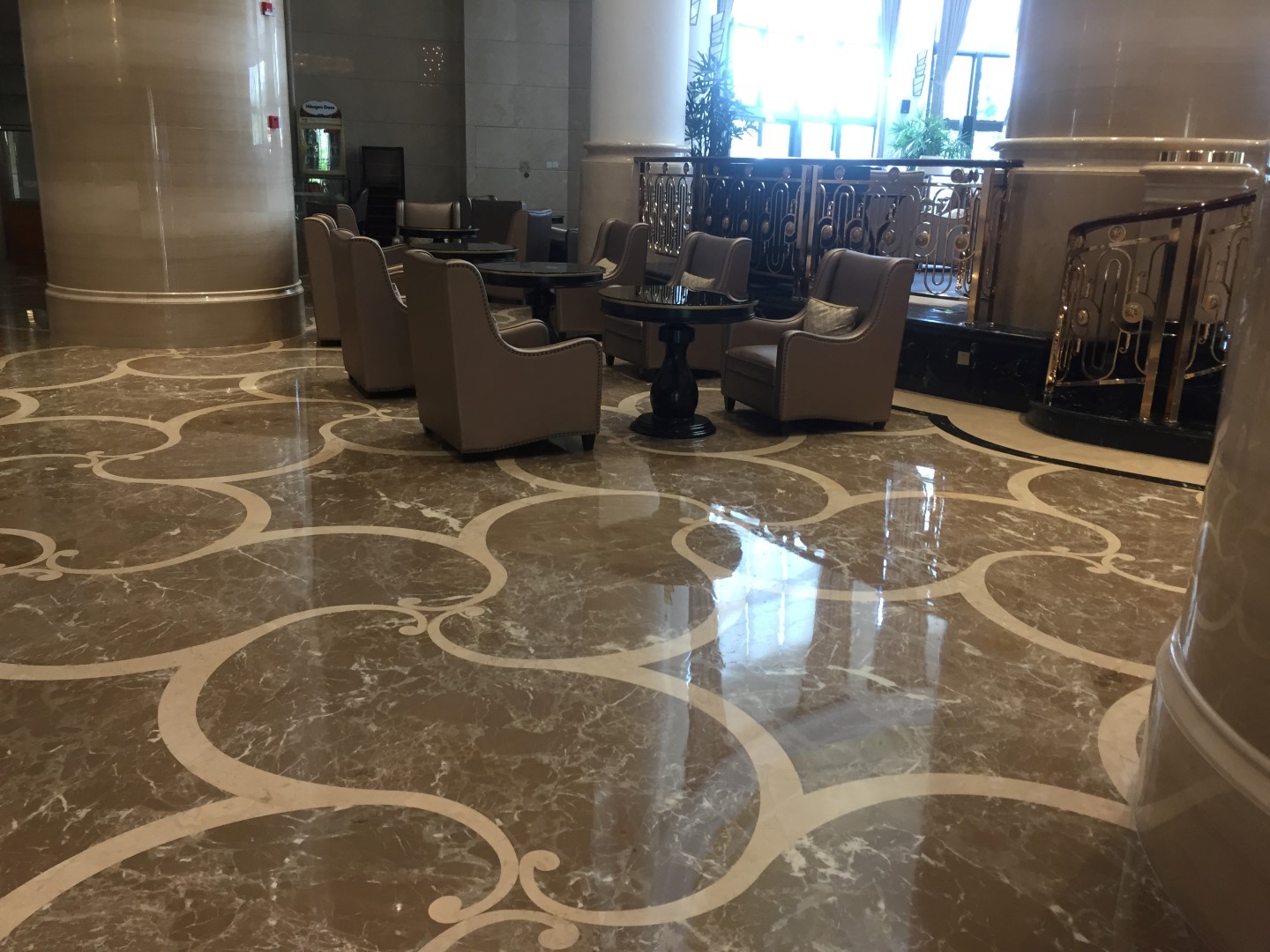 Projet d'hôtel de qualité 2 : Fabricant de carreaux de sol en marbre gris à motifs floraux au jet d'eau | First Stone