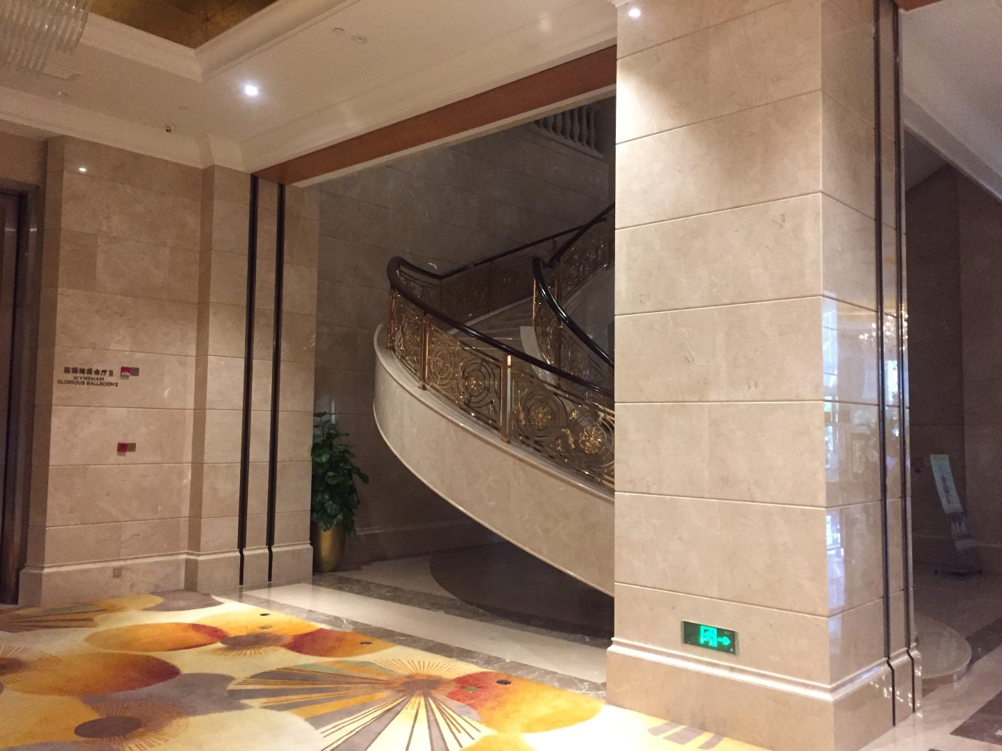 Projet hôtelier de qualité 3 : Revêtement mural en marbre beige Glalah poli pour la décoration d'hôtels | First Stone